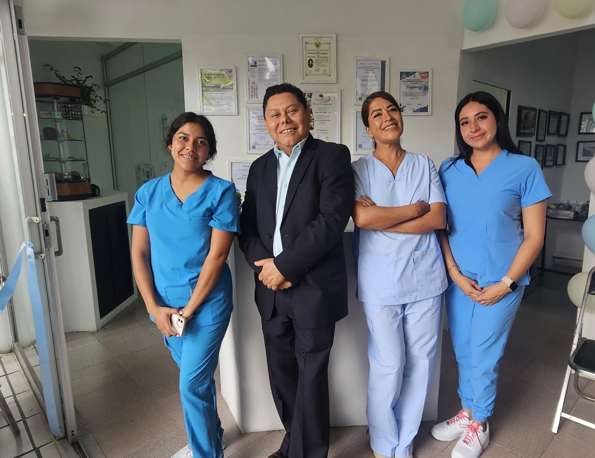 El equipo de Salvando tus dientes en el consultorio