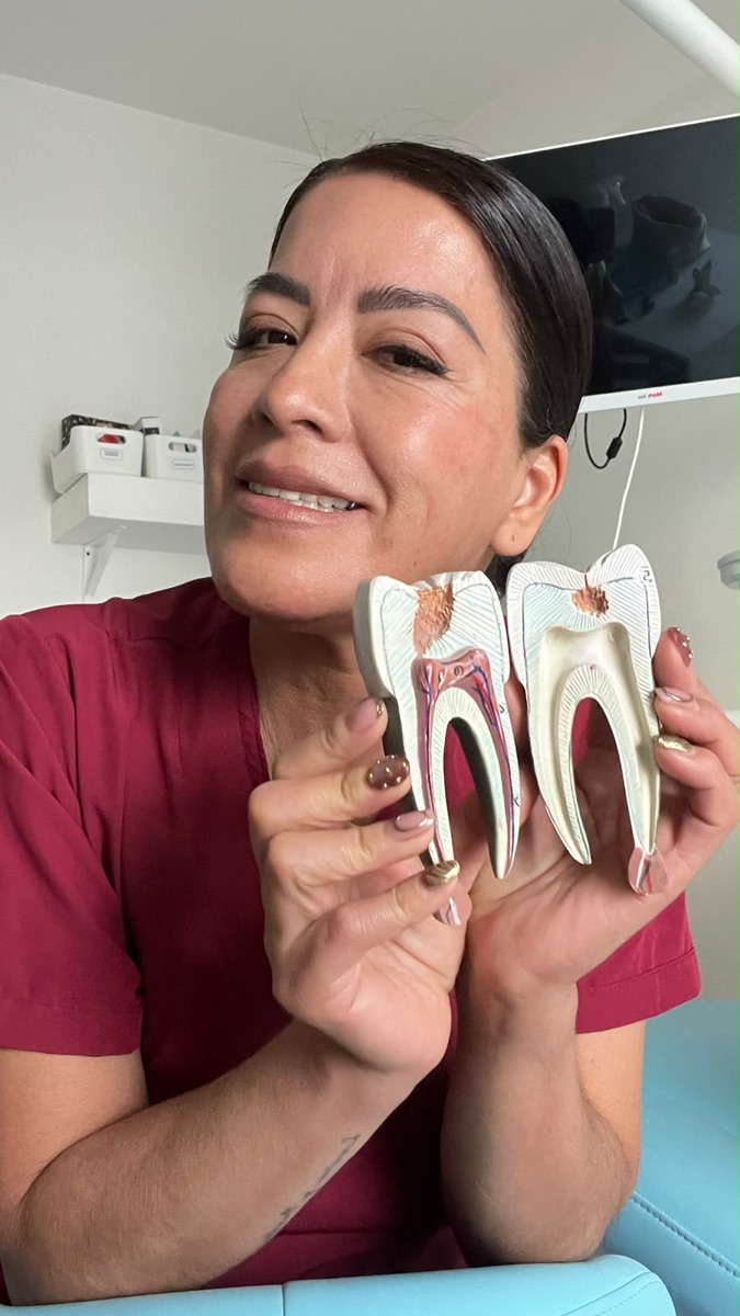 Laura con modelos de dientes